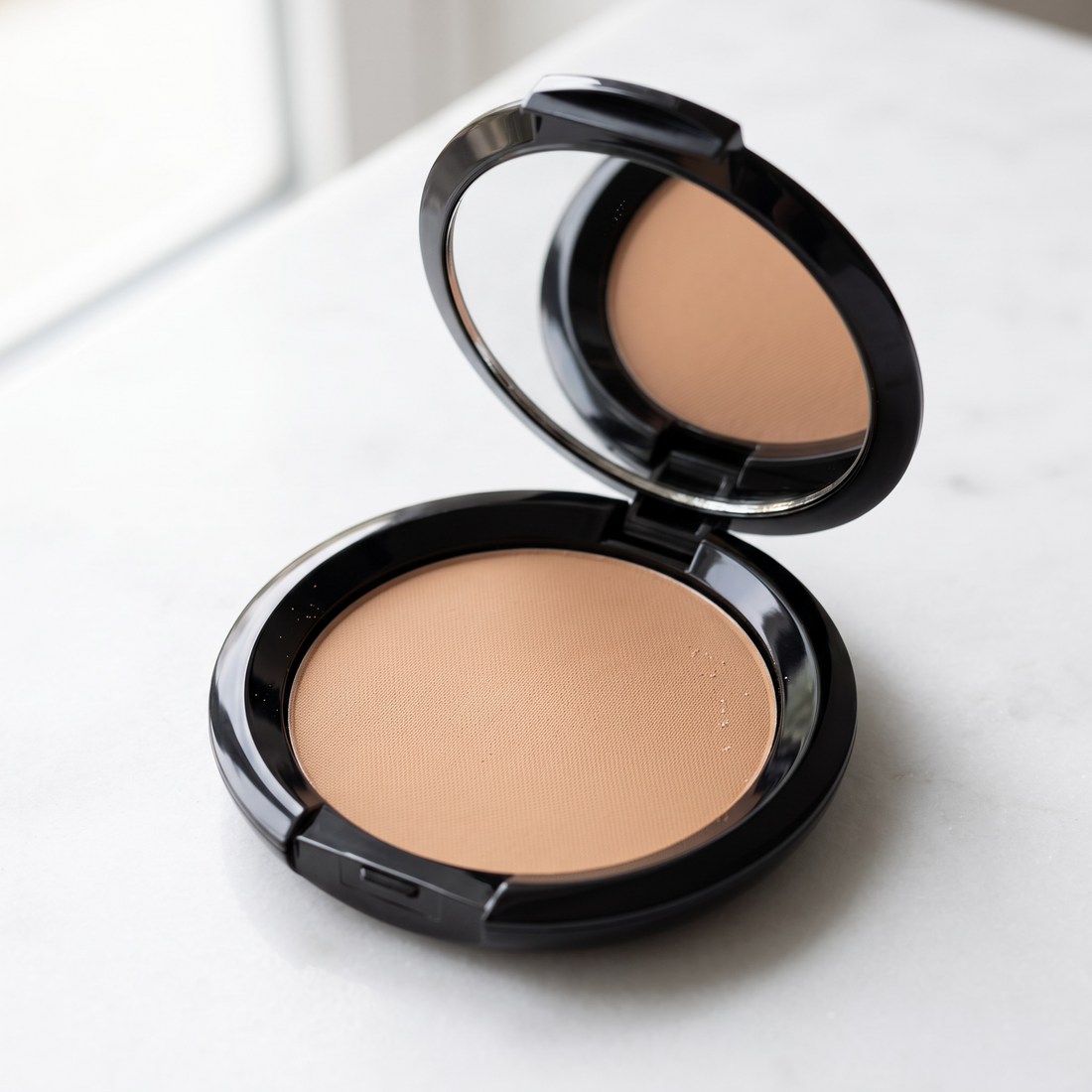 Light matte bronzer/contour in ‘Safari’